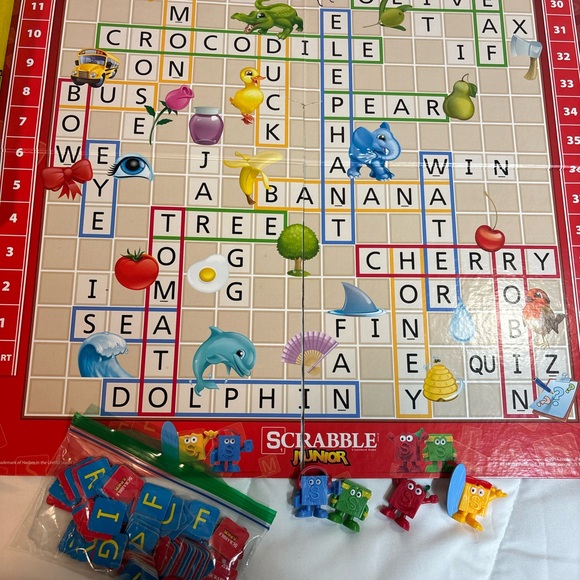 Hasbro SCRABBLE Junior Crossword Board Game 4 Tokens My First Scrabble Game 5+ - Picture 3 of 4